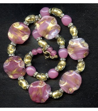 BEAUTIFUL VINTAGE OPALESCENT AND RHINESTONE NECKLACE